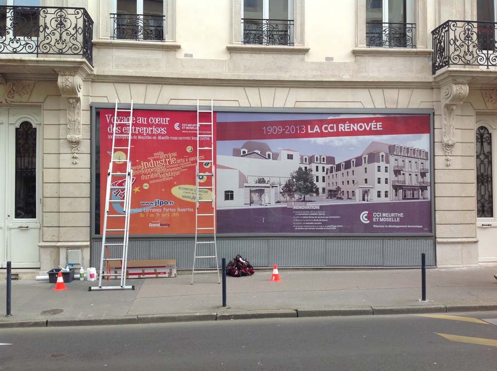 Vitrines en micro-perforé pour la CCI Nancy id=